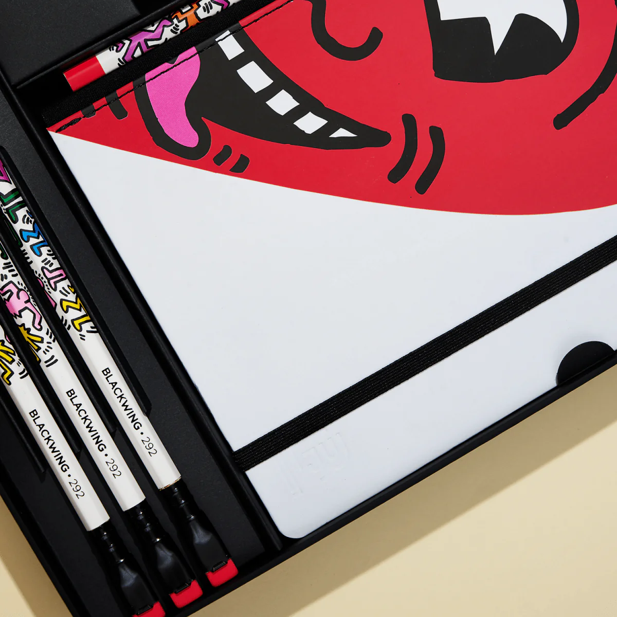 Blackwing Volume 292 - Keith Haring "Smiling Heart" Gift Set - Image 3